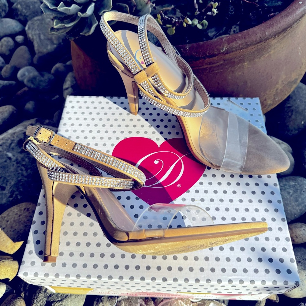 Strappy dressy heels 👠